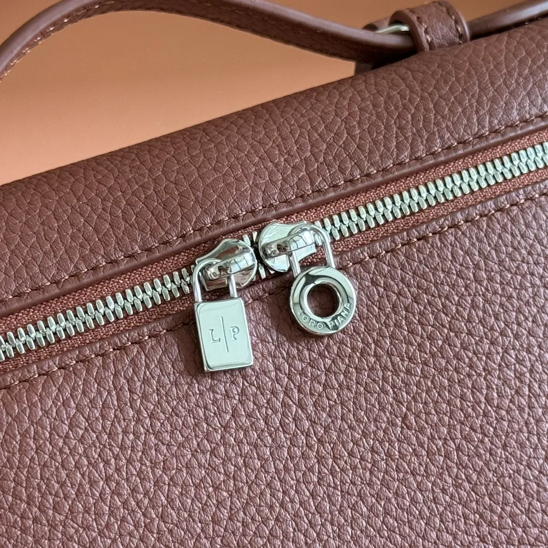 p1160💋💋💋【Original leather configuration counter complete set of packaging】 𝐋𝐨𝐫𝐨 𝐏𝐢𝐚𝐧@ Extra pocket L19 series handbag/crossbody bag, all steel, the most comfortable life is the undefined life, just like loro The material design of pian@ does not require complicated design styles. The simple and soft outline is elegant and durable, like an exquisite cosmetic case, which perfectly balances appearance and functionality. The leather is delicate and feels as soft as butter. The small bag has a large capacity. It is not only portable with a thin shoulder strap, but can also be worn cross-body. Sisters who have a special liking for minimalist style can buy it. It is simple and versatile. The simpler, the more different. Stars and Instagram celebrities are all planting it. There are two sizes of 19 cm and 27 cm. One is exquisite and casual, and the other is elegant and grand. Size: Small: length 19×width 7×height 12cm (